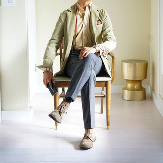 С чем носить бежевые замшевые повседневные ботинки мужчине