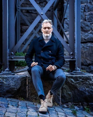 С чем носить бежевые замшевые повседневные ботинки мужчине