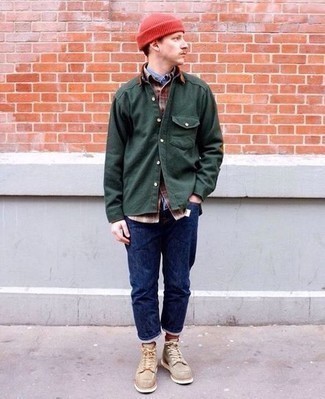 С чем носить бежевые замшевые повседневные ботинки мужчине