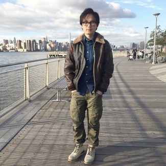 С чем носить бежевые замшевые повседневные ботинки мужчине