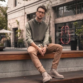 С чем носить бежевые замшевые повседневные ботинки мужчине