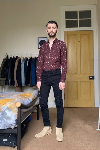 С чем носить бежевые замшевые ботинки челси мужчине