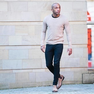 С чем носить бежевые замшевые ботинки челси мужчине