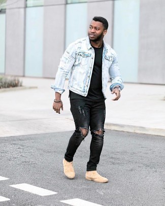 С чем носить бежевые замшевые ботинки челси мужчине