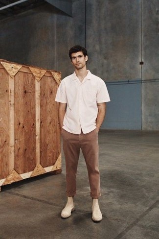 С чем носить бежевые замшевые ботинки челси мужчине