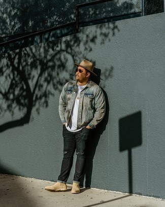 С чем носить бежевые замшевые ботинки челси мужчине