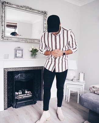 С чем носить бежевые замшевые ботинки челси мужчине