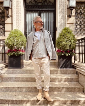 С чем носить бежевые замшевые ботинки челси мужчине