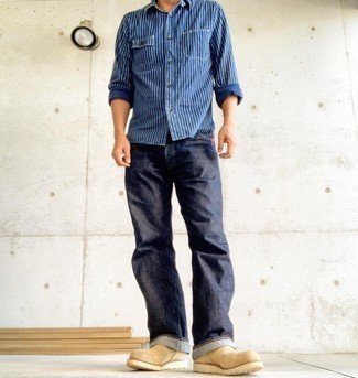 С чем носить бежевые замшевые ботинки челси мужчине