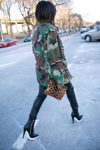 С чем носить бежевый замшевый клатч