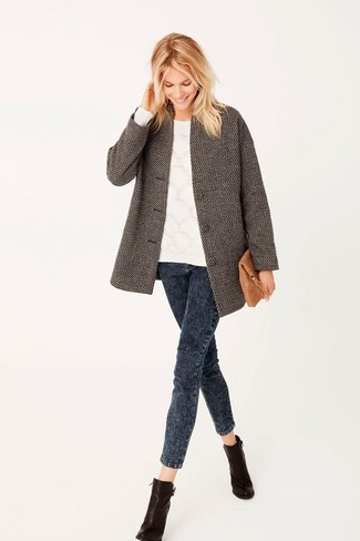 С чем носить бежевый замшевый клатч