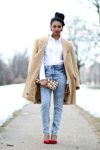 С чем носить бежевый замшевый клатч