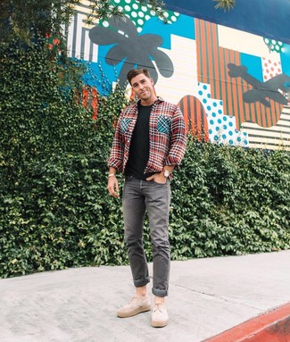 С чем носить бежевые замшевые туфли дерби