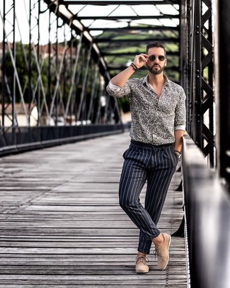 С чем носить бежевые замшевые туфли дерби