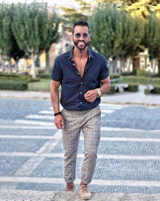 С чем носить бежевые замшевые туфли дерби