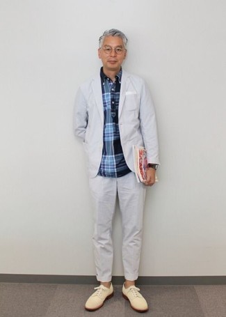 С чем носить бежевые замшевые туфли дерби