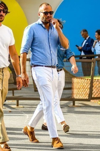 С чем носить бежевые замшевые туфли дерби