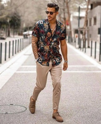 С чем носить бежевые замшевые туфли дерби