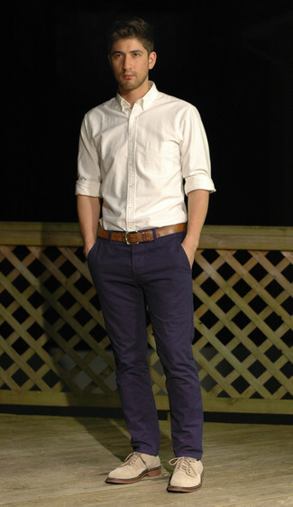 С чем носить бежевые замшевые туфли дерби