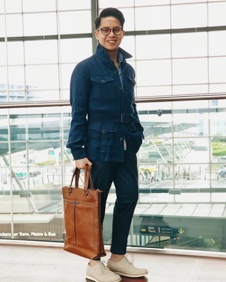 С чем носить бежевые замшевые туфли дерби