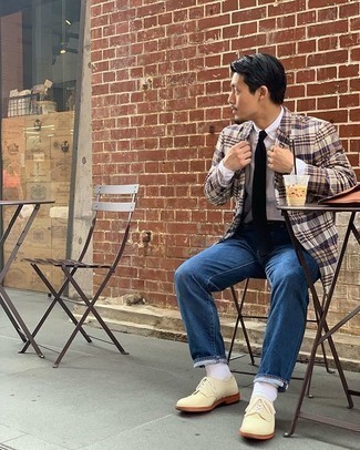 С чем носить бежевые замшевые туфли дерби