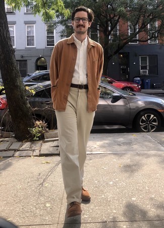 С чем носить бежевые замшевые туфли дерби