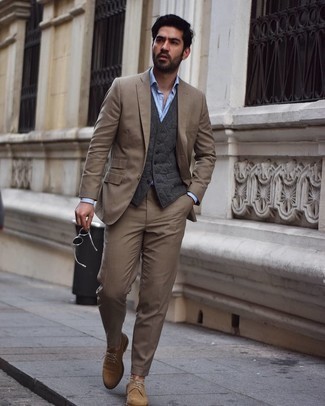 С чем носить бежевые замшевые туфли дерби