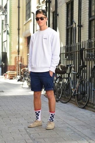 С чем носить бежевые замшевые туфли дерби