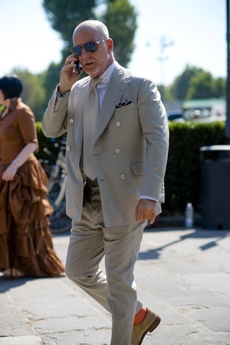 С чем носить бежевые замшевые туфли дерби