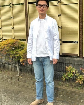 С чем носить бежевые замшевые ботинки дезерты