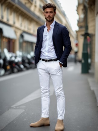 С чем носить бежевые замшевые ботинки дезерты