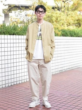 С чем носить бежевые замшевые ботинки дезерты