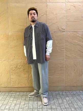 С чем носить бежевые замшевые ботинки дезерты