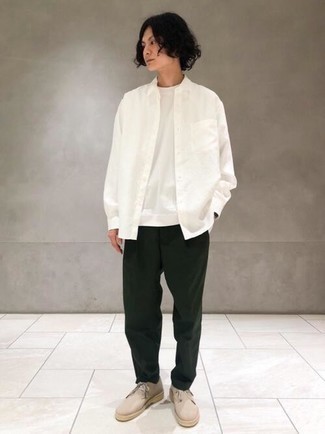 С чем носить бежевые замшевые ботинки дезерты