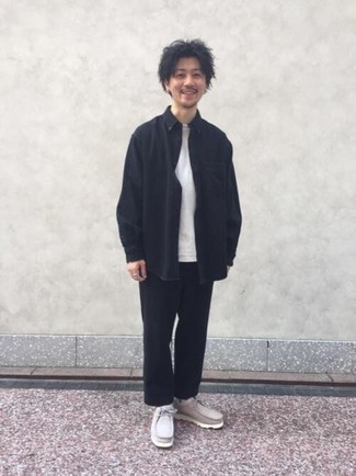 С чем носить бежевые замшевые ботинки дезерты