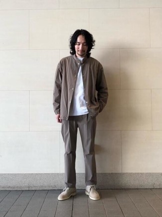 С чем носить бежевые замшевые ботинки дезерты