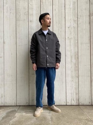 С чем носить бежевые замшевые ботинки дезерты