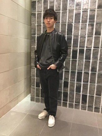 С чем носить бежевые замшевые ботинки дезерты