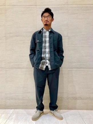 С чем носить бежевые замшевые ботинки дезерты