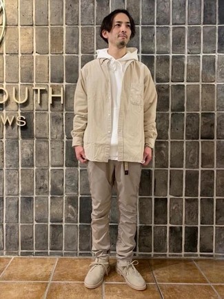 С чем носить бежевые замшевые ботинки дезерты