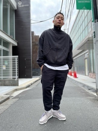 С чем носить бежевые замшевые ботинки дезерты