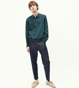 С чем носить бежевые замшевые ботинки дезерты