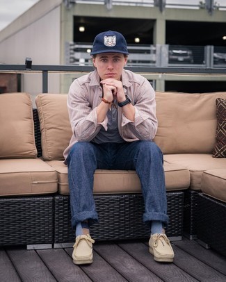 С чем носить бежевые замшевые ботинки дезерты