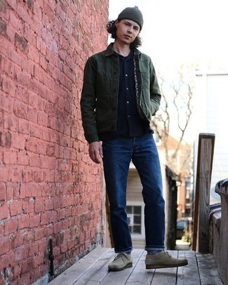 С чем носить бежевые замшевые ботинки дезерты