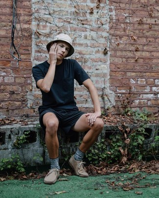 С чем носить бежевые замшевые ботинки дезерты