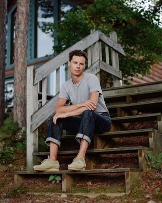 С чем носить бежевые замшевые ботинки дезерты