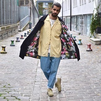 С чем носить бежевые замшевые ботинки дезерты