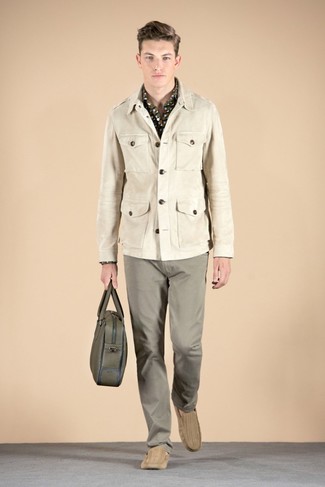 С чем носить бежевые замшевые мокасины мужчине