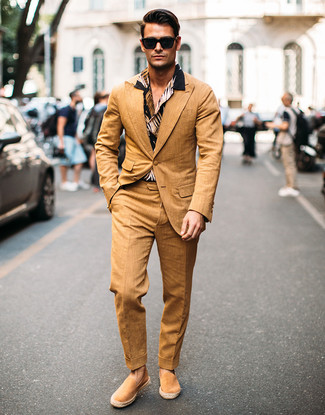 С чем носить бежевые замшевые эспадрильи мужчине