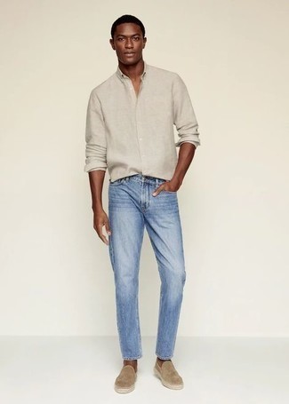 С чем носить бежевые замшевые эспадрильи мужчине